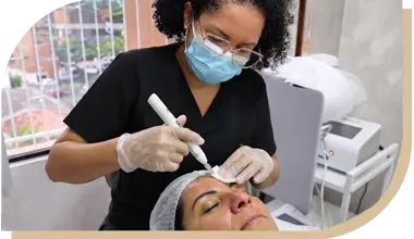 Doctora erika imagen para web Doctora realizando un tratamiento facial en Zaharum Medical Spa, Medellín