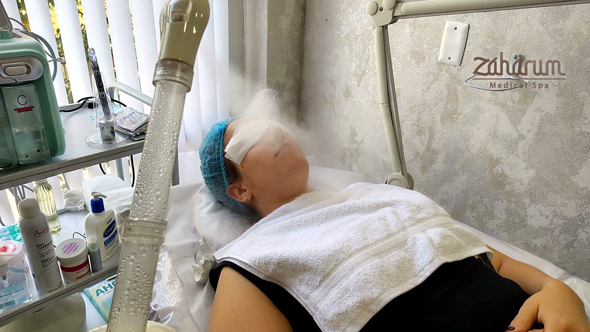 Vapor de ozono durante un Hidrafacial en spa en Medellín Vapor de ozono durante un Hidrafacial en spa en Medellín