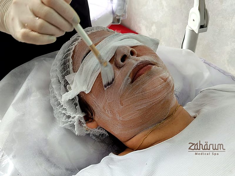 Aplicación de mascarilla facial en spa de El Poblado Aplicación de mascarilla facial en spa de El Poblado